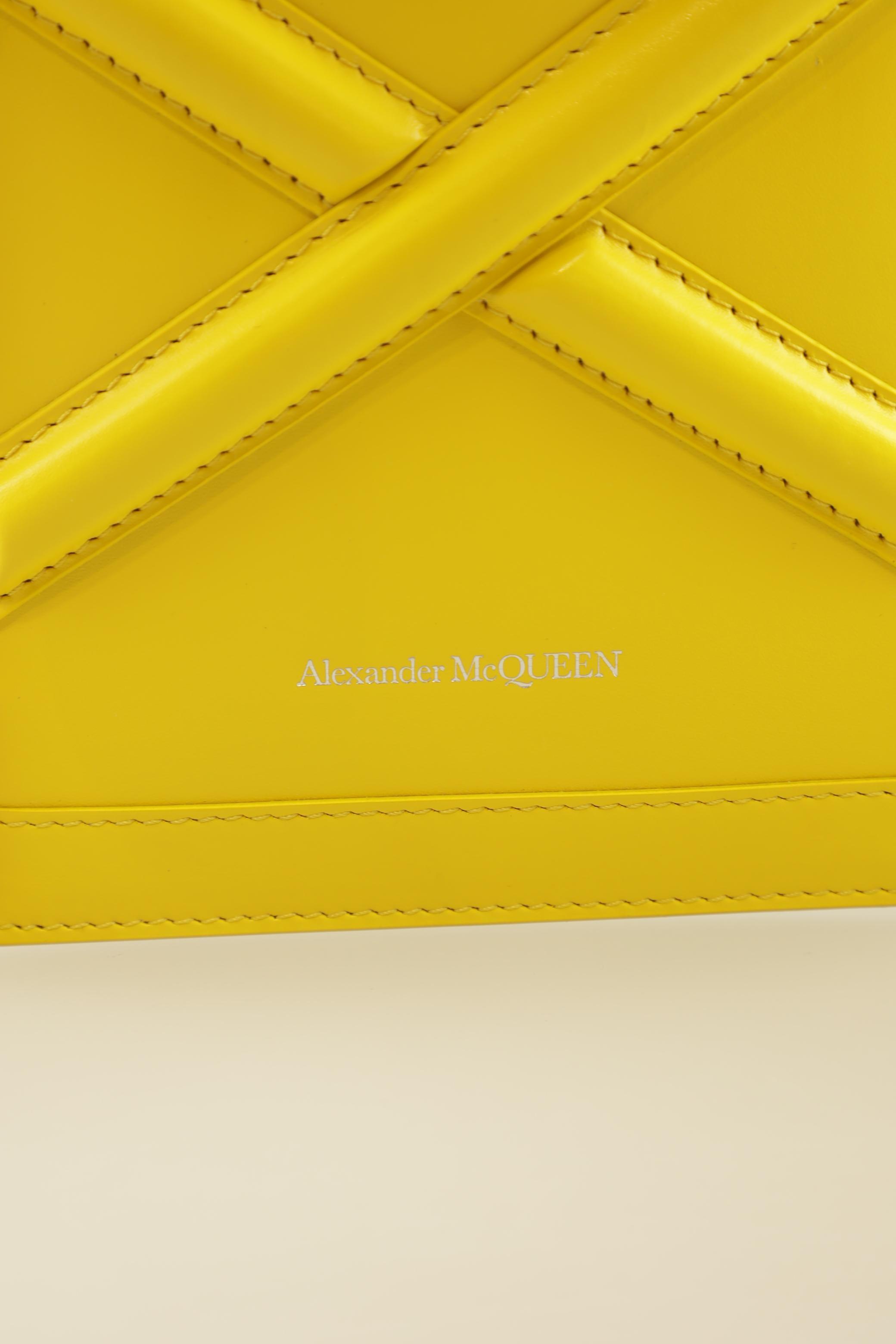 alexander-mcqueen-damen-handtasche-klein-leder-gelb-3e147b10-dac0-4e85-bf98-6d008dbb7d4d-image-3