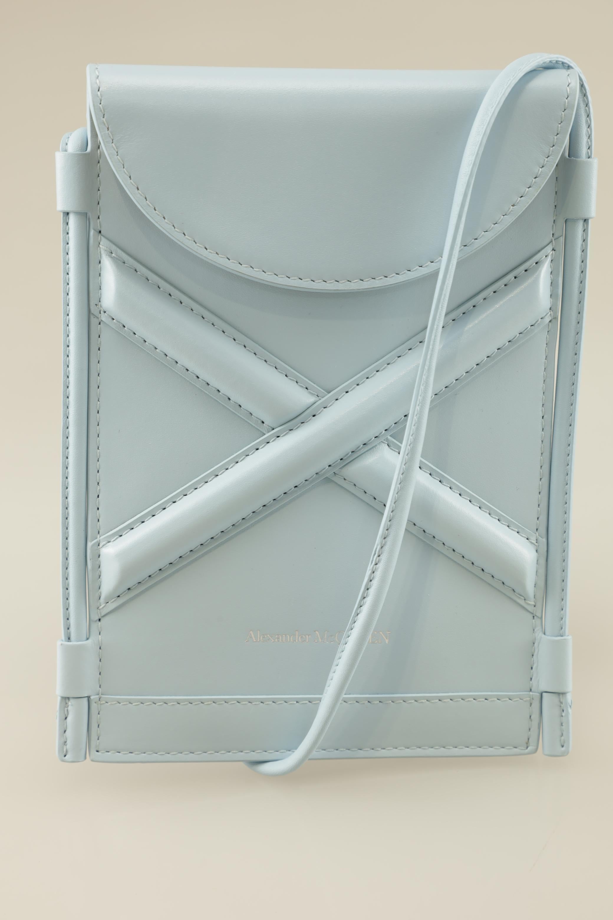 alexander-mcqueen-damen-handtasche-klein-leder-hellblau-64936119-2beb-41ce-9065-f607c273bafe-image-0