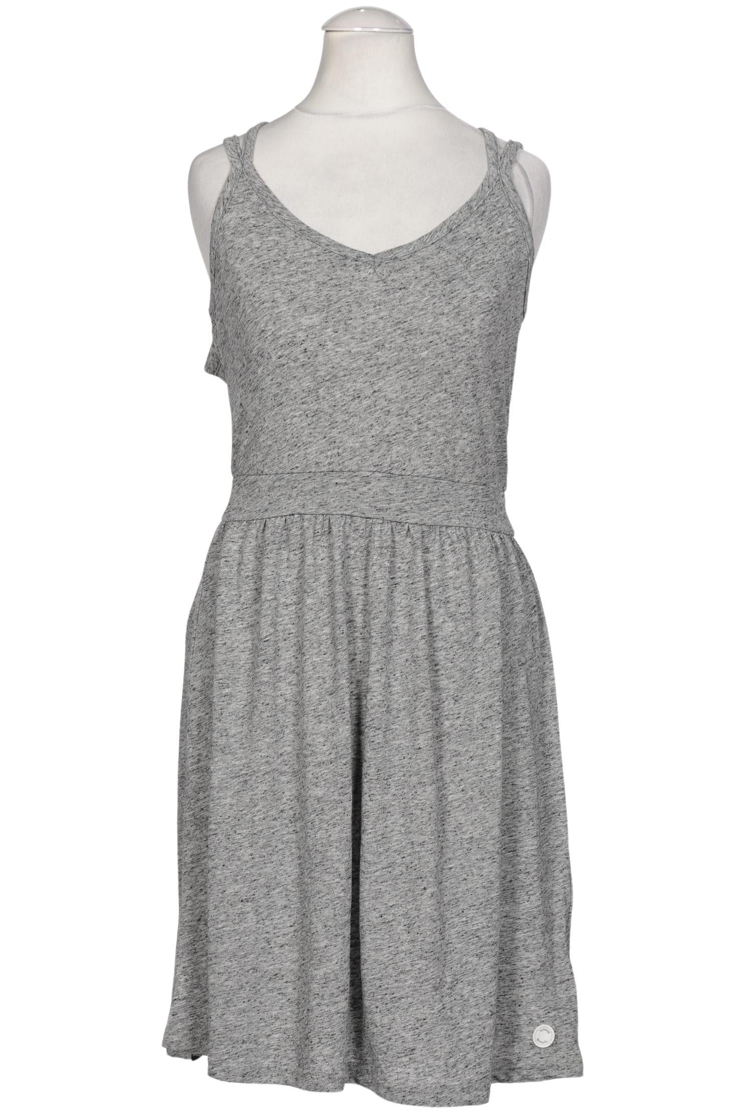 bench-damen-kleid-grau-825b36eb-5c60-4c32-8eb6-4fb4f6476034-image-0