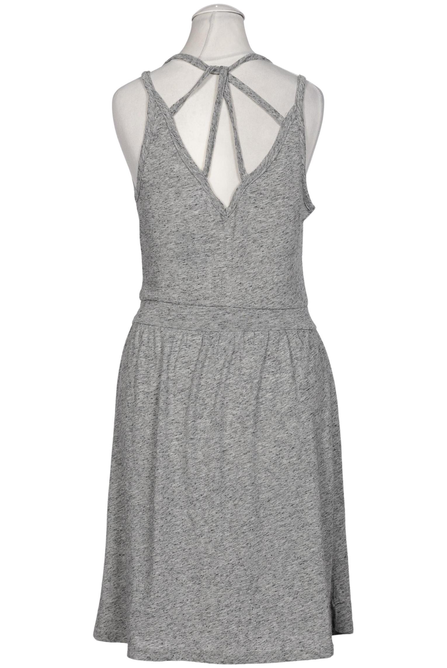 bench-damen-kleid-grau-825b36eb-5c60-4c32-8eb6-4fb4f6476034-image-1