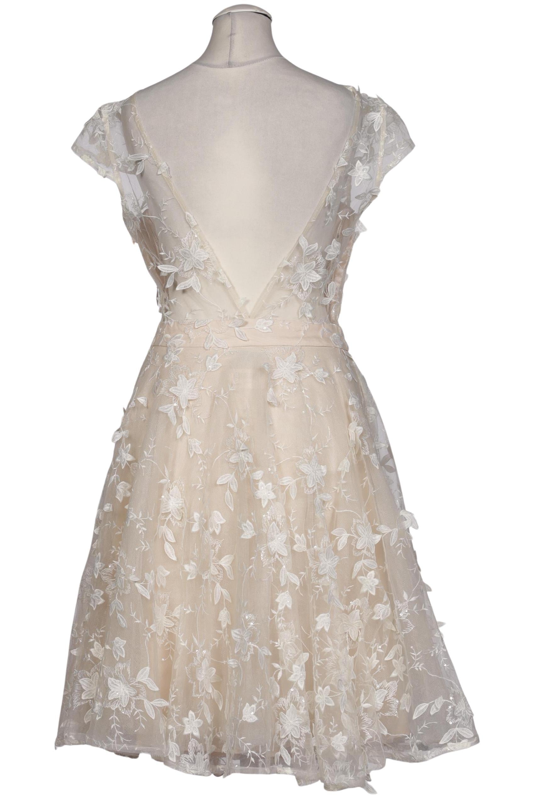 chi-chi-london-damen-kleid-cremeweiss-6641a03f-e02b-4890-95d4-f8468869f004-image-1