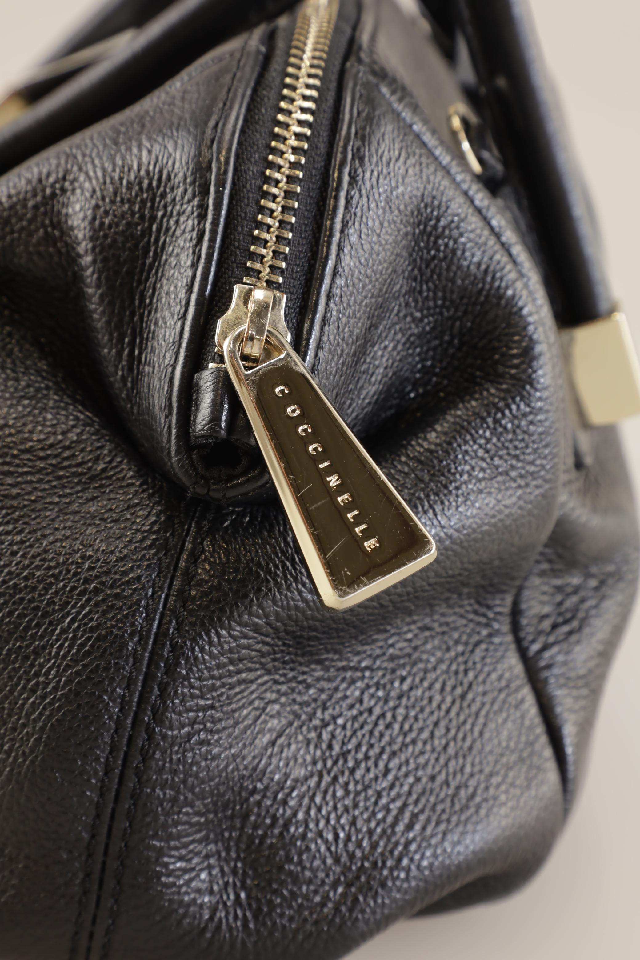 coccinelle-damen-handtasche-gross-leder-schwarz-ae08fae7-ecbc-4467-b8c6-b6ba88d29589-image-3