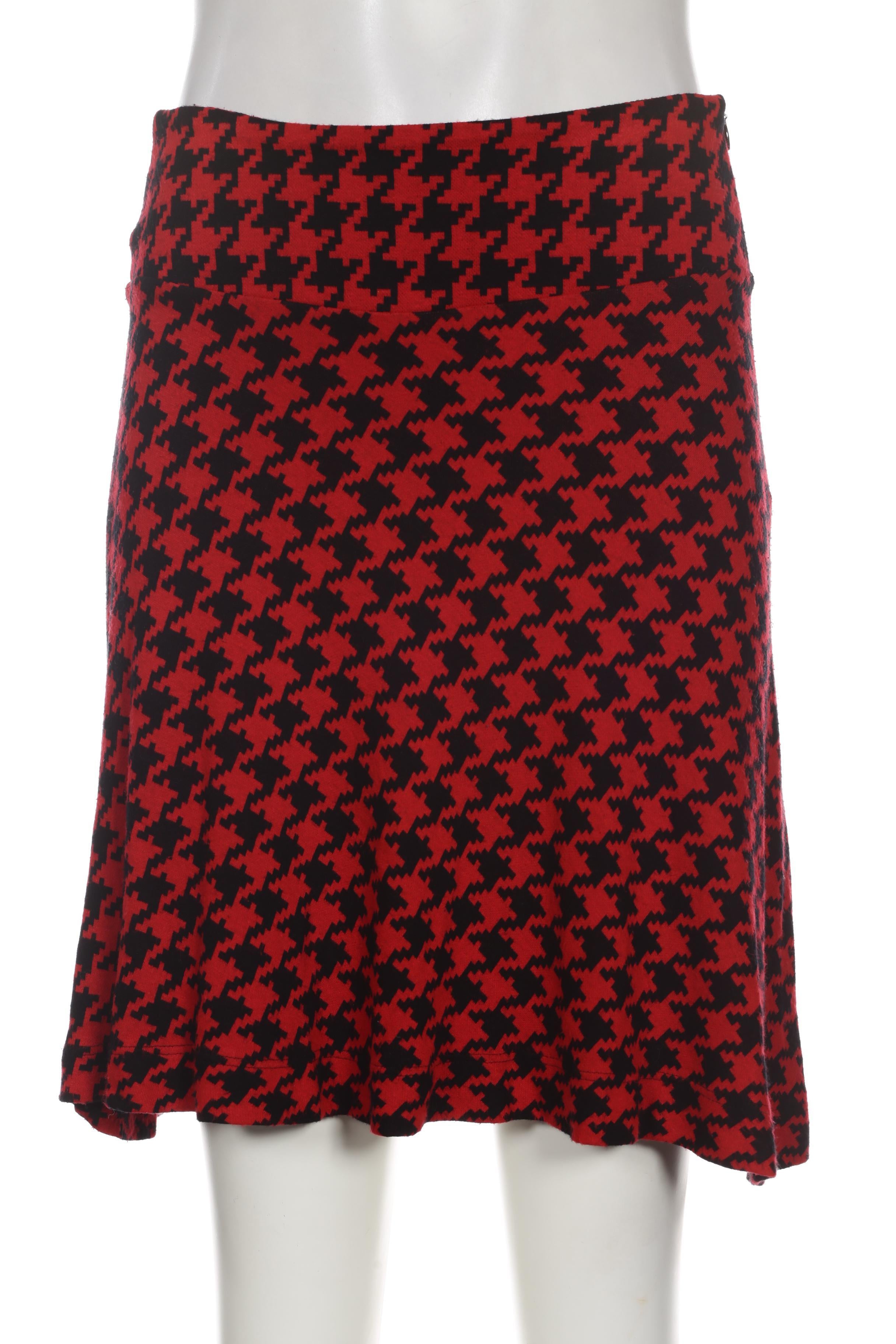 isabel-de-pedro-damen-rock-rot-0997c196-9381-43e2-91a5-e0279f9b3752-image-0