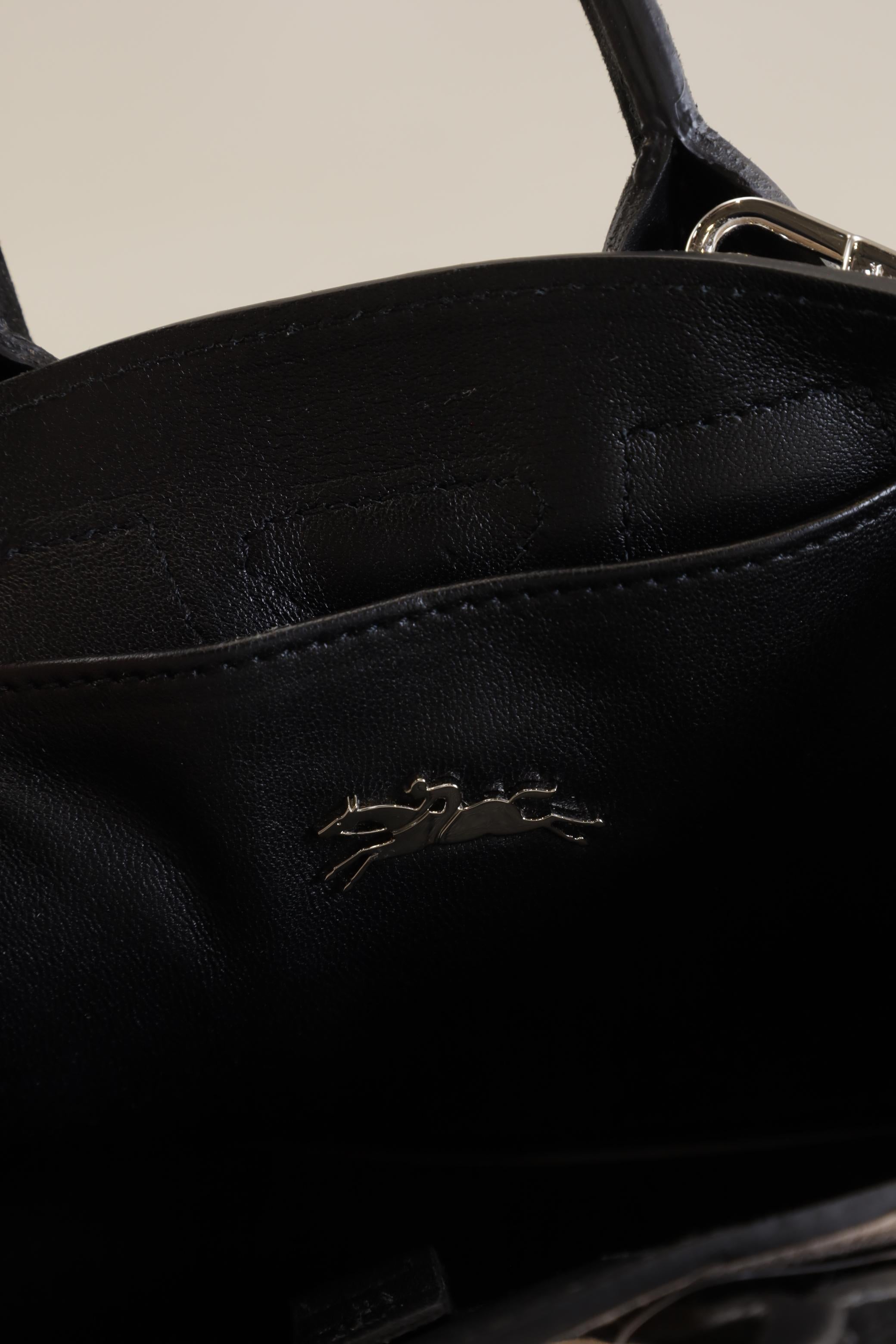 longchamp-damen-handtasche-klein-leder-beige-03b5edf0-71a8-48a2-bff1-5a574ed9b93f-image-2