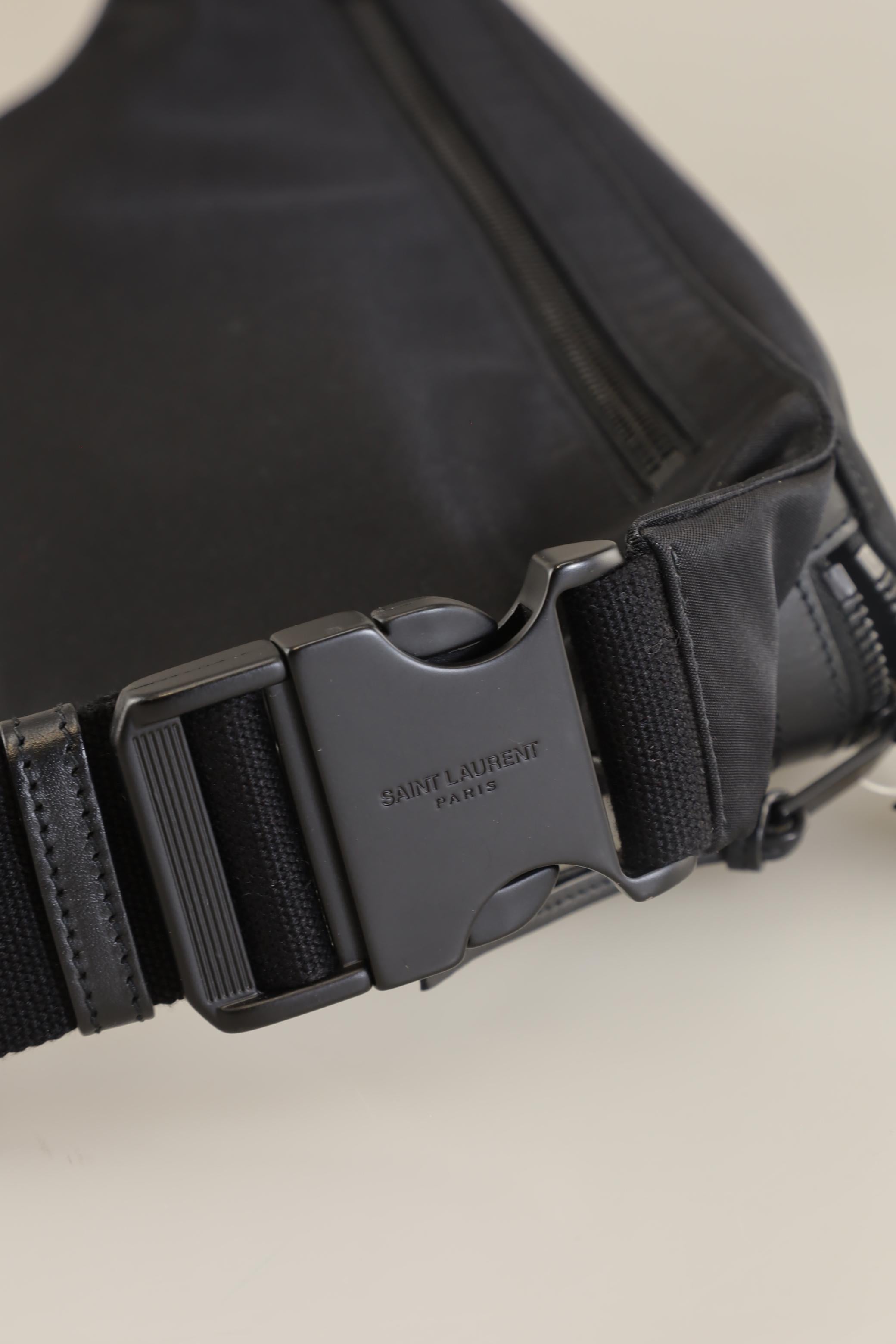 saint-laurent-paris-damen-handtasche-klein-schwarz-e85926d2-3cbf-4fd9-8bfa-93c2551a5c13-image-4