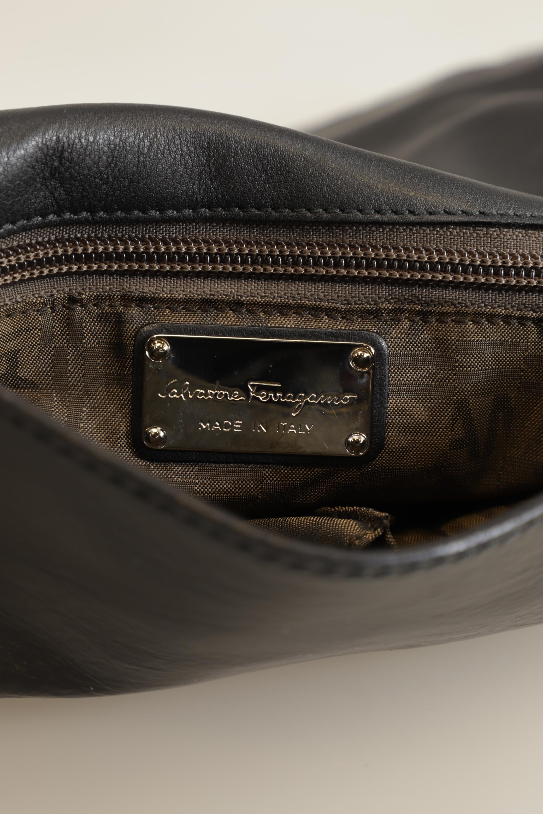 salvatore-ferragamo-damen-handtasche-gross-leder-schwarz-00ad2e85-34ca-44ac-b327-ccd765274a3f-image-2